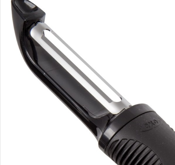 OXO Swivel Peeler in Black Made of Stainless Steel Anti Slip Handle