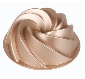 Fluted cast aluminium baking pan with non-stick coating