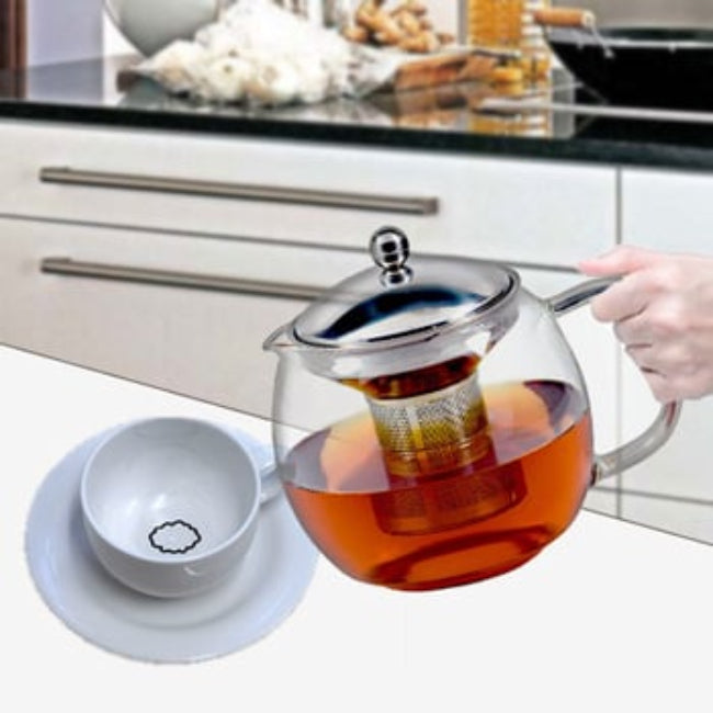 Clear glass teapot for everyday tea brewing