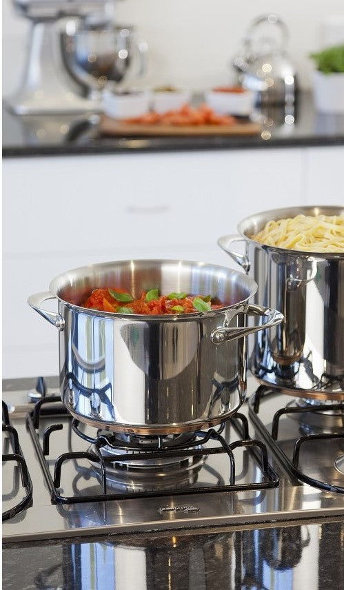 Family size cooking pot 7.1L ideal for soups, stews and slow cooking