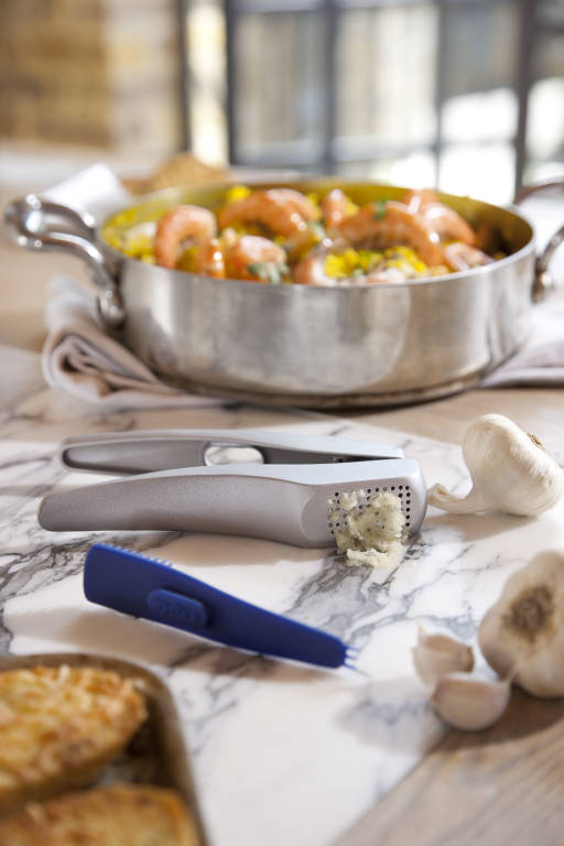 Zyliss garlic crusher kitchen tool for preparing fresh garlic quickly